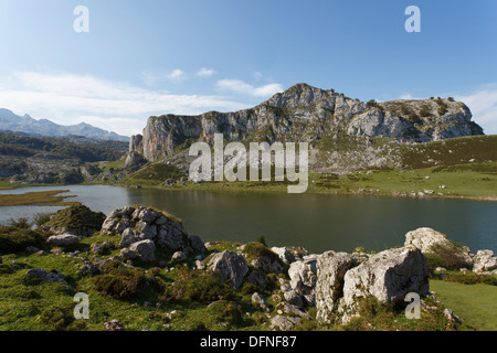 Der See Lago De La Ercina Im Sonnenlicht, Parque Nacional de Los Picos de Europa, Picos de Europa, Provinz Asturien, Grundsätze Stockfoto