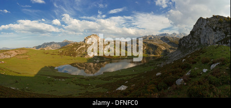 Der See Lago De La Ercina im Sonnenlicht, Parque Nacional de Los Picos de Europa, Picos de Europa, Provinz Asturien, Princ Stockfoto