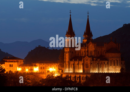 Basilica de Santa Maria la Real am Abend, Basilika von 19.. Jahrhundert, Covadonga, Picos de Europa, Provinz Asturien, P Stockfoto