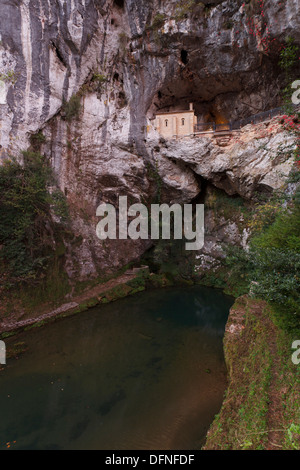 Wallfahrtskirche und heilige Höhle Santa Cueva de Covadonga, Covadonga, Picos de Europa, Provinz Asturien, Fürstentum von Astu Stockfoto