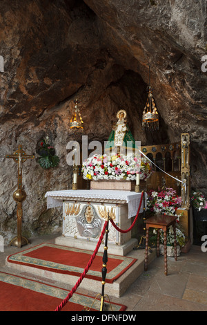 Virgen de Covadonga, Jungfrau Maria in der heiligen Höhle Santa Cueva de Covadonga, Covadonga, Picos de Europa, Provinz Asturien, Pr Stockfoto