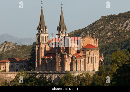 De Santa Maria la Real, Basilika, Basilika, 19.. Jahrhundert, Covadonga, Wallfahrtsort, in der Nähe von Cangas de Onis, Picos de Stockfoto