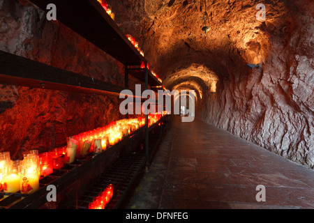 Kerzen in der heiligen Höhle Santa Cueva de Covadonga, Covadonga, Picos de Europa, Provinz Asturien, Fürstentum Asturien, N Stockfoto