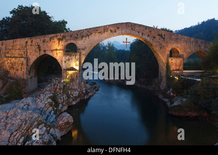 Puente Romano, Brücke, romanische, Rio Sella, Fluss, Cangas de Onis, Provinz Asturien, Fürstentum Asturien, nördlichen Sp Stockfoto