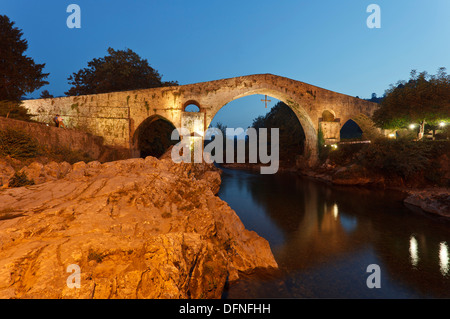 Puente Romano, Brücke, romanische, Rio Sella, Fluss, Cangas de Onis, Provinz Asturien, Fürstentum Asturien, nördlichen Sp Stockfoto