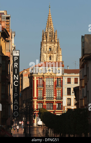 Calle de San Francisco, Fußgängerzone, Glockenturm der Kathedrale Catedral de San Salvador, Gotik, Oviedo, Camino Primitivo Stockfoto
