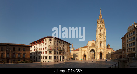 Palacio de Valdecarzana-Heredia, Palast, aus dem 17. und 18. Jahrhundert, Catedral de San Salvador, Kathedrale, Gotik, Oviedo, Camino Prim Stockfoto