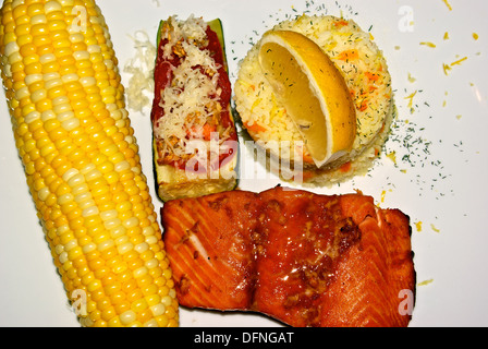 Barbecue Grill Teriyaki Lachs Fisch Hauptgericht Mais Maiskolben Zucchini Tomaten geschmolzen Mozzarellakäse Stockfoto