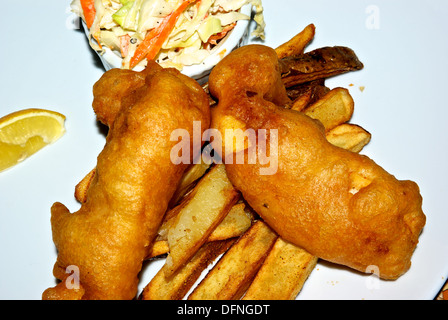 Frittierte angeschlagenen Heilbutt Pommes Krautsalat Vorspeise Hauptgang Stockfoto