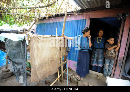 Maya indigenen Familie in San Antonio Palopo, Solola, Guatemala. Stockfoto