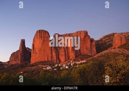 Los Mallos de Riglos, Felsen, Berge, Riglos, Dorf, Provinz Huesca, Aragon, Nordspanien, Spanien, Europa Stockfoto