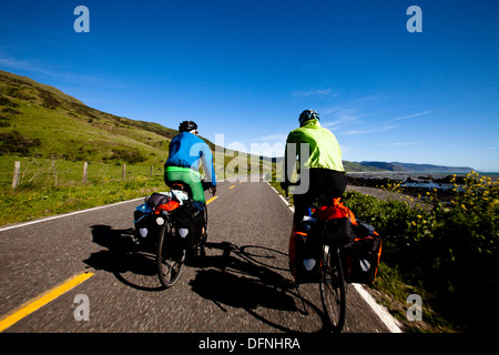 Zwei Radfahrer männliche ihre Tourenräder hinunter den Lost Coast Teil des Pacific Coast Highway in der Nähe von Ferndale, Kalifornien. Stockfoto