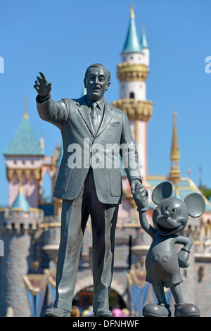 Walt Disney und Mickey Mouse Statue, Disneyland Resort Anaheim, Kalifornien Stockfoto