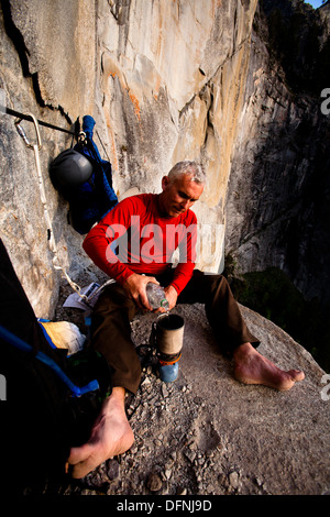 Eine Bigwall-Veteran kocht Wasser, während auf dem Ahwahnee Sims beim Aufstieg von der Westwand (5.7 C2 F V) auf den schiefen Turm ich Stockfoto