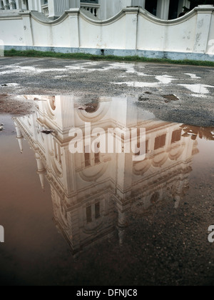 Reflexion einer Moschee in eine Pfütze, Galle Fort, Wall Wände der Niederländer, Galle Fort, Sri Lanka Stockfoto