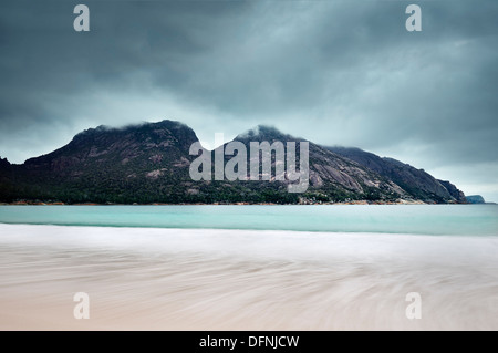 Blick auf Mt Amos und Wineglass Bay vom Strand, Freycinet National Park, Tasmanien, Australien Stockfoto