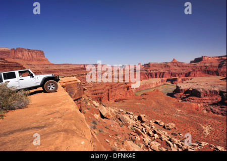 Jeep stehen am Rand über dem Colorado River, White Rim Drive, White Rim Trail, Insel im Himmel, Canyonlands National Park, Moab Stockfoto