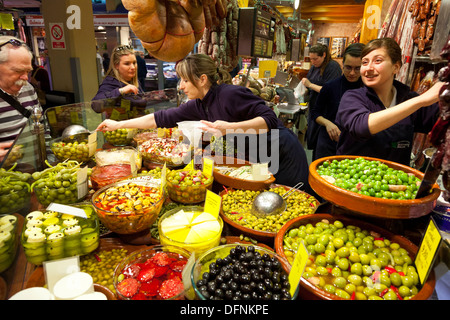 Mercat Olivar, Markthalle, Antipasti, Zentrum von Palma, Marktfrau Verkauf Oliven, frische Lebensmittel einkaufen, Palma de Mallorca, Ma Stockfoto