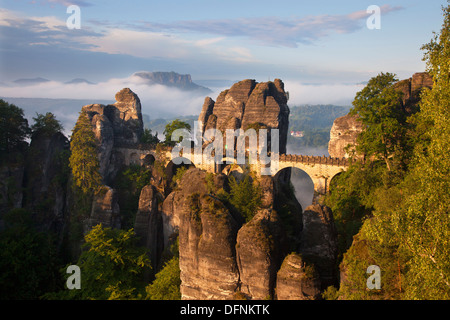 Blick vom Felsenburg Neurathen auf Bastei-Brücke, Felsen der Bastei und Lilienstein Rock, Nationalpark Sächsische Schweiz, Elbe-San Stockfoto