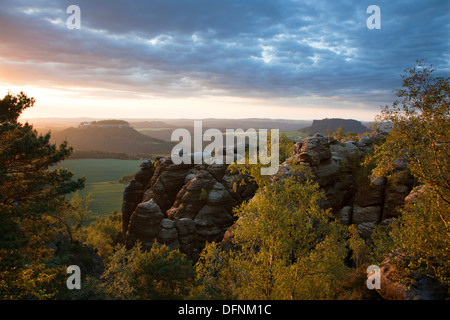 Blick vom Pfaffenstein auf Burg Königstein und Lilienstein Rock im Abendlicht, Nationalpark Sächsische Schweiz, Stockfoto