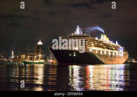 Kreuzfahrt Schiff Queen Mary 2 Clearing Hafen bei Nacht, Hamburg Cruise Center HafenCity, Hamburg, Germany, Europe Stockfoto