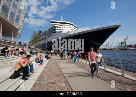 Leute vor Kreuzfahrt Schiff Queen Mary 2 am Hafen, Hamburg Cruise Center HafenCity, Hamburg, Deutschland, Europa Stockfoto