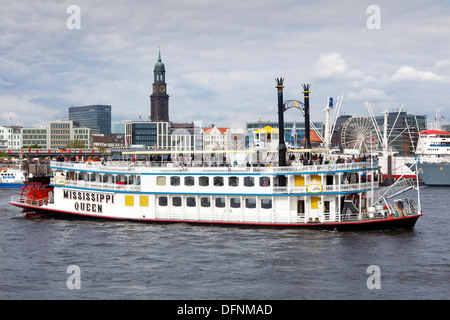 Schaufelrad-Dampfer Mississippi Queen im Hafen vor St. Michaelis Kirche, Hamburg, Deutschland, Europa Stockfoto