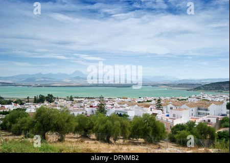 Künstlicher See unter bewölktem Himmel, Arcos De La Frontera, Andalusien, Spanien, Europa Stockfoto