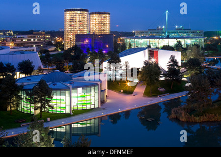 Blick auf die Autostadt in den Abend, Wolfsburg, Niedersachsen, Deutschland, Europa Stockfoto