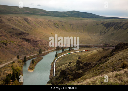 Ansicht des Yakima River Canyon aus auf übersehen oben das Umtanum Creek Valley im Erholungsgebiet L.T. Murray Tier-und Pflanzenwelt. Stockfoto