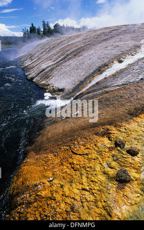 Elk265-1564v Wyoming, Yellowstone-Nationalpark, in der Mitte Becken, Excelsior Geyser Abfluss Stockfoto