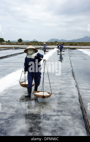 Salz Arbeiter arbeiten auf Salina, sie ernten weißen Salz in Ba Ria, Viet Nam am 4. Februar 2013 Stockfoto