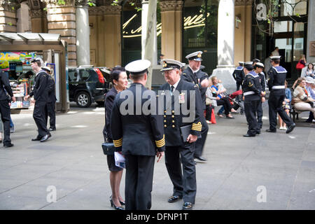 Sydney, Australien. 8. Oktober 2013. Oberbürgermeister der Stadt Sydney, Clover Moore kommt in Martin Place für die Royal Australian Navy Trauerfeier, Bestandteil der internationalen Flotte Review.Tuesday Kredit-8. Oktober: Alamy Live News Stockfoto