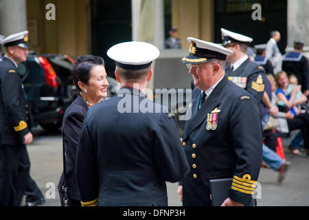 Sydney, Australien. 8. Oktober 2013. Oberbürgermeister der Stadt Sydney, Clover Moore kommt in Martin Place für die Royal Australian Navy Trauerfeier, Bestandteil der internationalen Flotte Review.Tuesday Kredit-8. Oktober: Alamy Live News Stockfoto