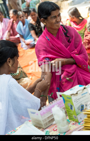 Indische Krankenschwester die Blutproben von Patienten mit Sri Sathya Sai Baba mobile aufsuchende Klinik. Andhra Pradesh, Indien Stockfoto