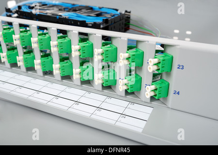 Stapel von Fiber optic Kassetten in optische Verteilung Rahmen und grün LC Steckverbinder installiert Stockfoto