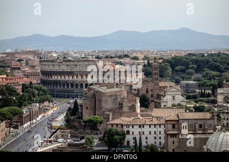 Panoramablick auf das Kolosseum und die Stadtlandschaft von Rom, Italien, an einem sonnigen Tag Stockfoto
