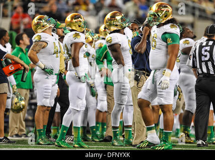 Notre Dame Fighting Irish Linebacker Carlo Calabrese (44) und Notre Dame Fighting Irish Linebacker Jaylon Smith (9) in einer Zeit out.during eine NCAA College-Football-Spiel zwischen den Notre Dame Fighting Irish und die Arizona State Sun Devils, Samstag, 5. Oktober 2013 in Arlington, Texas. Stockfoto