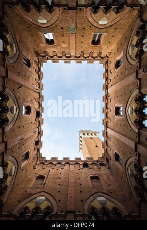 Niedrigen Winkel Blick auf Torre Del Mangia Turm, Palazzo Pubblico, Piazza Del Campo, Siena, Provinz Siena, Toskana, Italien Stockfoto