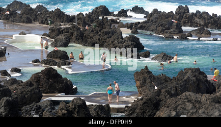 Madeira Portugal. Touristen, Schwimmen und Baden in der Lava-Fels-Pools im Ferienort Porto Moniz Stockfoto