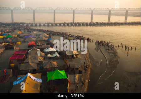 Luftaufnahme von Wohn-Zelten am Ufer des Ganges River bei Maha Kumbh, Allahabad, Uttar Pradesh, Indien Stockfoto