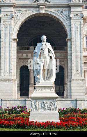 Statue von Lord Curzon vor einem Denkmal, Victoria Memorial, Kalkutta, Westbengalen, Indien Stockfoto