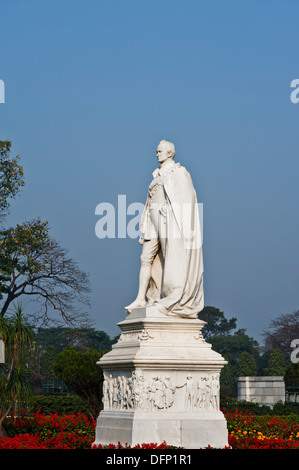 Statue von Lord Curzon vor einem Denkmal, Victoria Memorial, Kalkutta, Westbengalen, Indien Stockfoto