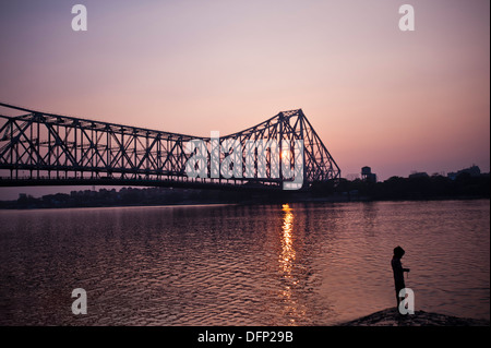 Brücke über einen Fluss, Howrah Bridge, Hooghly River, Kolkata, Westbengalen, Indien Stockfoto