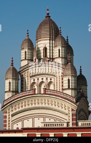 Niedrigen Winkel Ansicht eines Tempels, Dakshineswar Kali Tempel, Kolkata, Westbengalen, Indien Stockfoto