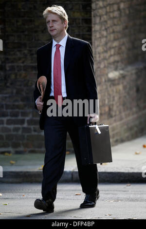 London, UK. 8. Oktober 2013. Jo Johnson der Bruder von Boris Mayor of London besucht der wöchentlichen Kabinettssitzung im No: 10 Downing Street in London, Großbritannien, am 8. Oktober 2013. ((Foto: Tal Cohen/Alamy Live-Nachrichten) Stockfoto