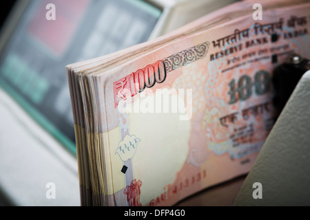 Tausend indische Banknoten gezählt wird, in einer Maschine Stockfoto