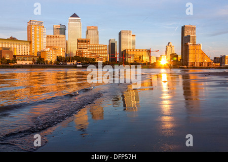 Docklands Strand goldenen Sonnenuntergang Reflexion Stockfoto