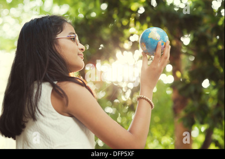 Mädchen hält einen Globus Stockfoto