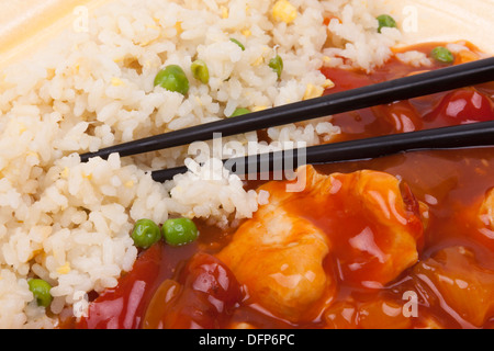 Nahaufnahme Foto der chinesischen süßsaures Hühnchen mit Reis. Stockfoto